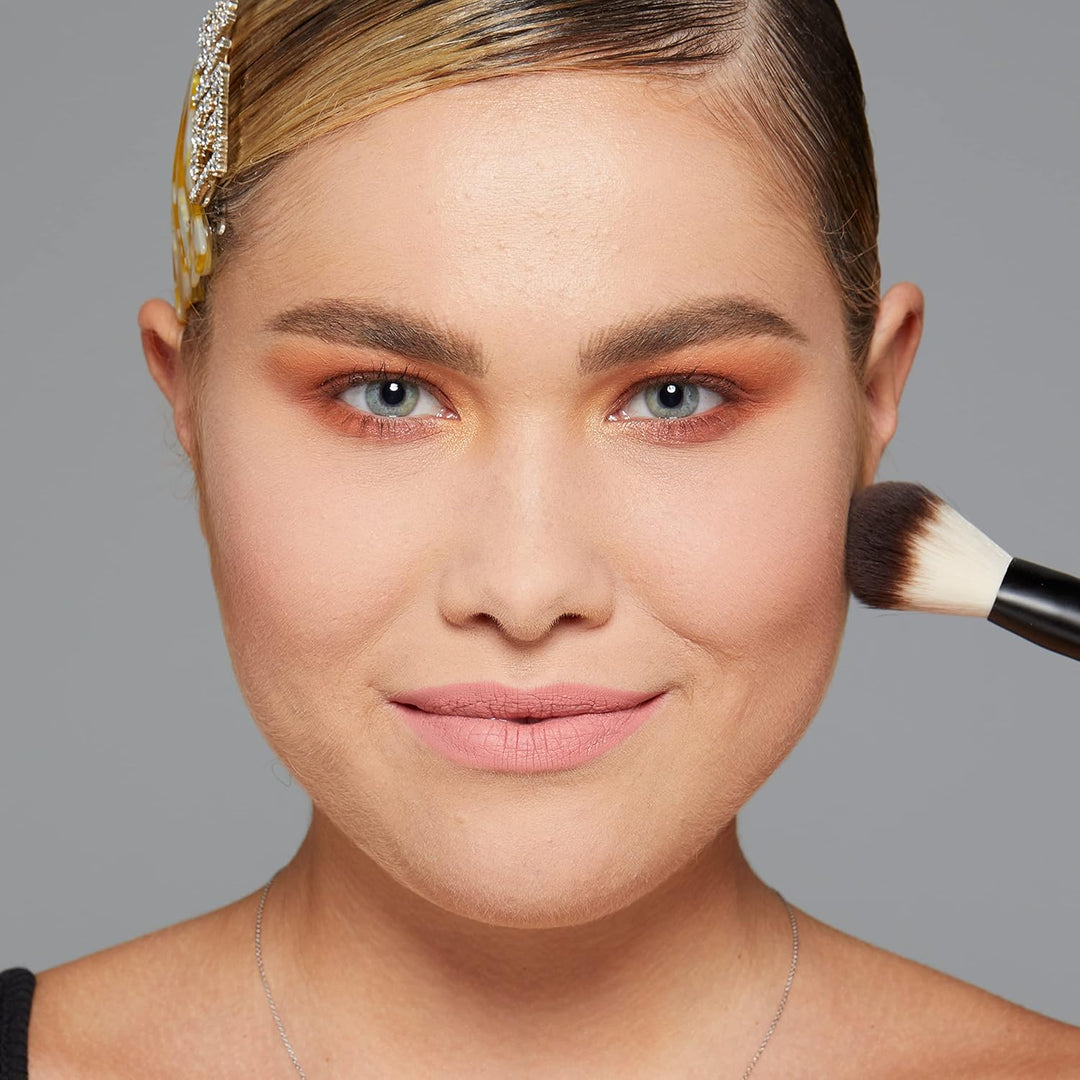 Blendable powders for smooth and defined makeup finish
